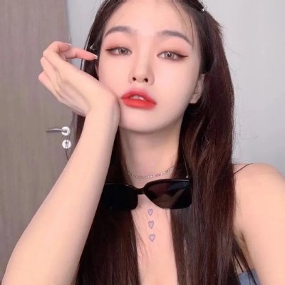 女士遛狗请牵绳